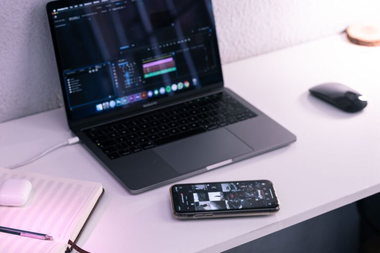 A Sinergia Perfeita: Como o Hardware e o Software Moldam a Tecnologia em Moçambique