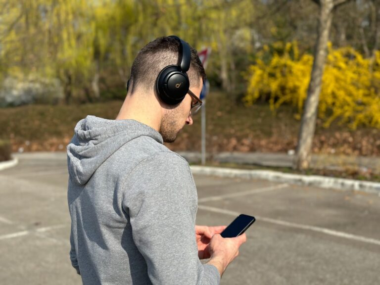 A Revolução do Áudio Inteligente: Como a IA está a transformar fones e som